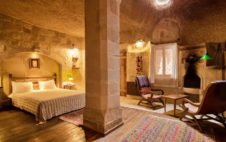 Göreme Sultan Cave Suites mağara oda içi, kaya oyma duvarlar ve Kapadokya otantik konaklama atmosferi